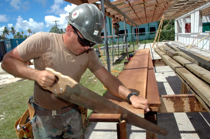 ebeniste-ST RAPHAEL-min_worker_construction_building_carpenter_male_job_build_helmet-893290